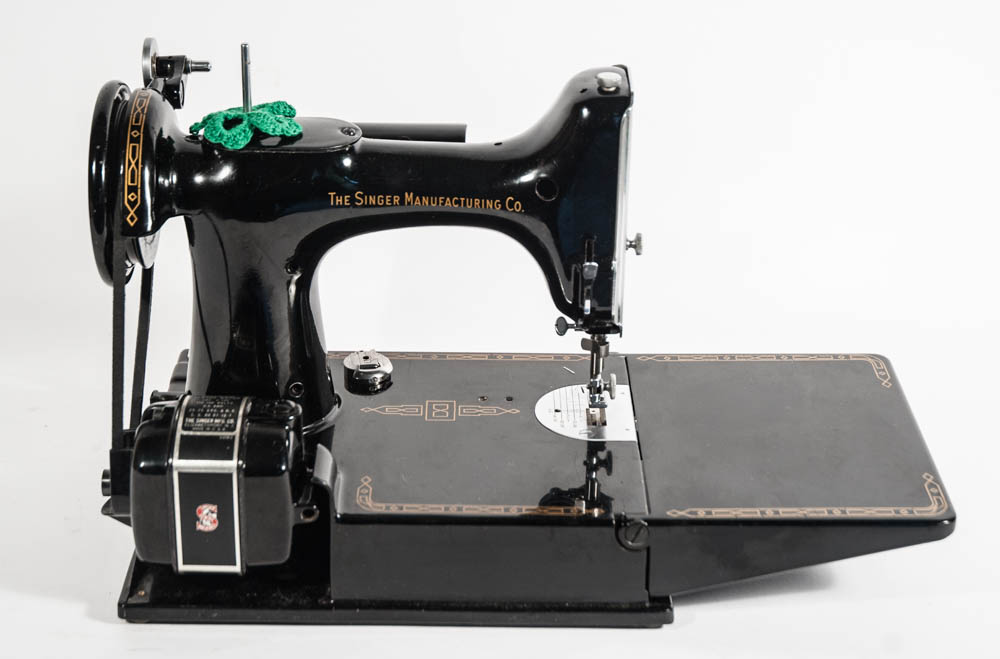 Vintage Featherweight 221 Singer Sewing Machine