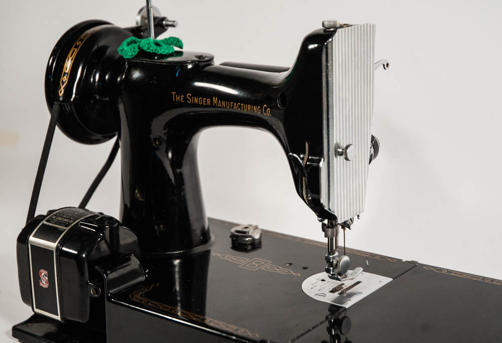Vintage Featherweight 221 Singer Sewing Machine