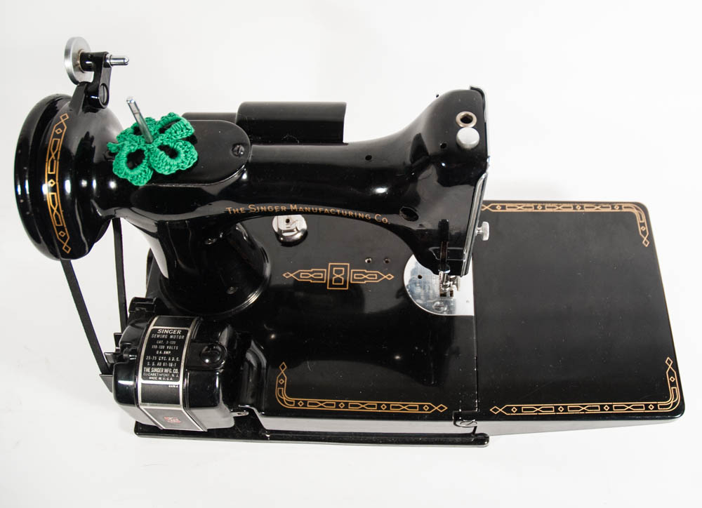 Vintage Featherweight 221 Singer Sewing Machine