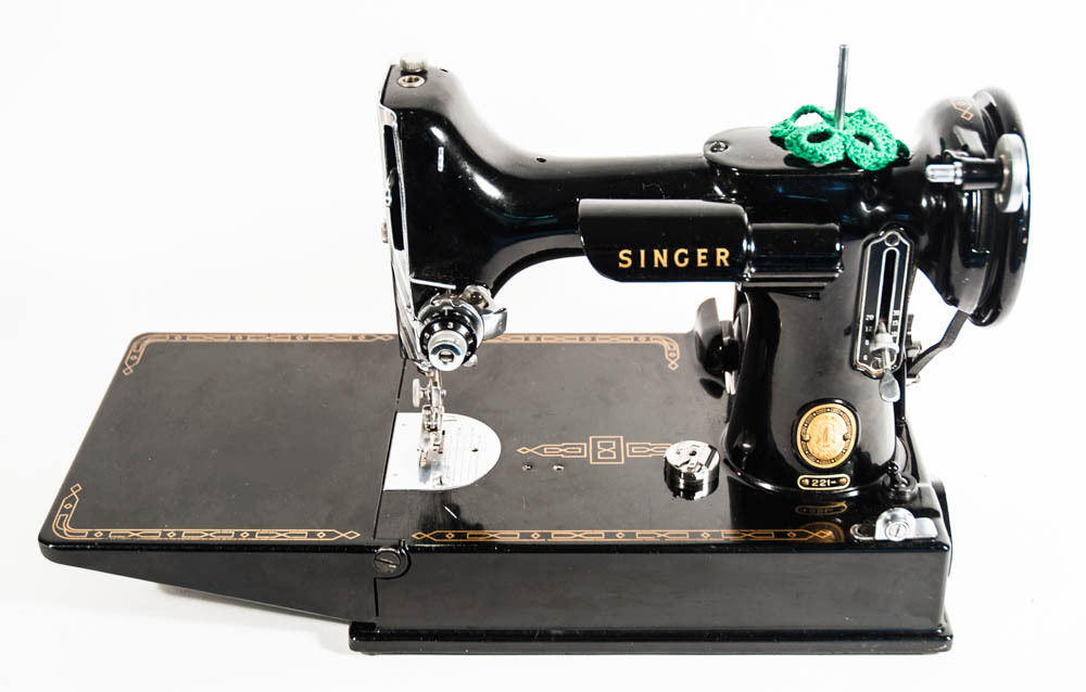 Vintage Featherweight 221 Singer Sewing Machine