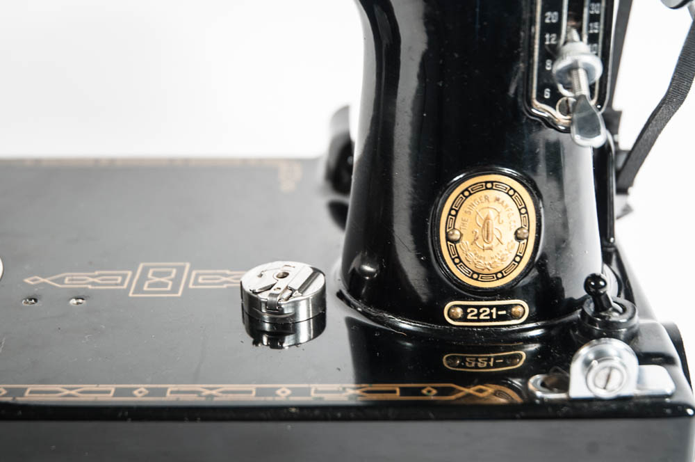 Vintage Featherweight 221 Singer Sewing Machine