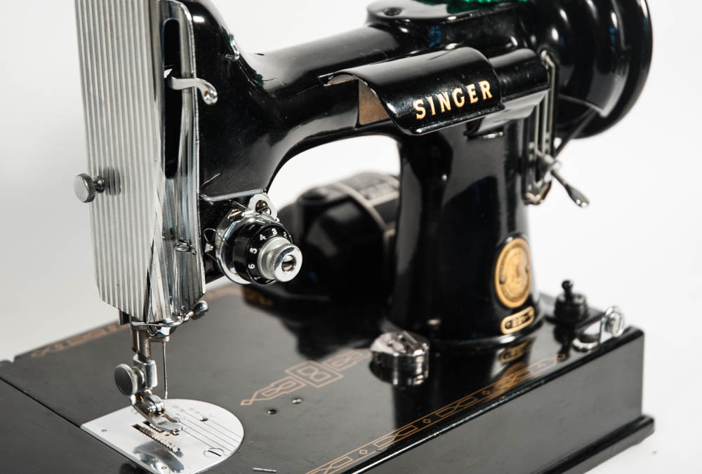 Vintage Featherweight 221 Singer Sewing Machine