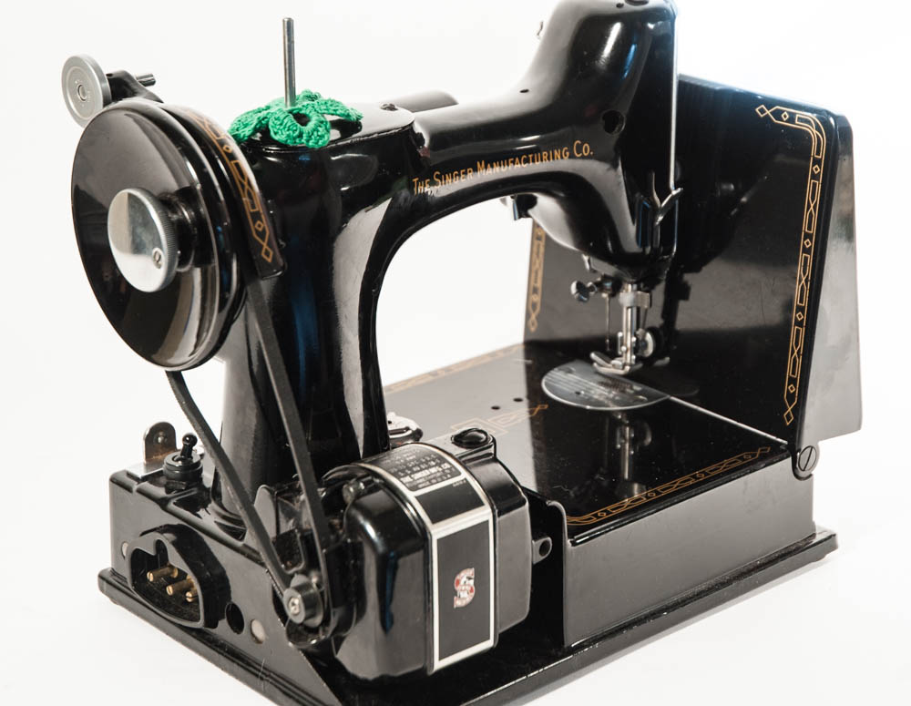 Vintage Featherweight 221 Singer Sewing Machine