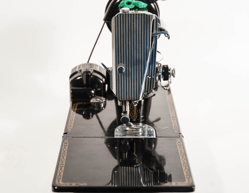 Vintage Featherweight 221 Singer Sewing Machine