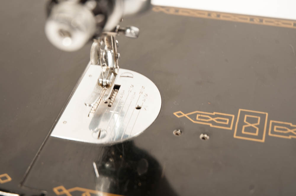 Vintage Featherweight 221 Singer Sewing Machine