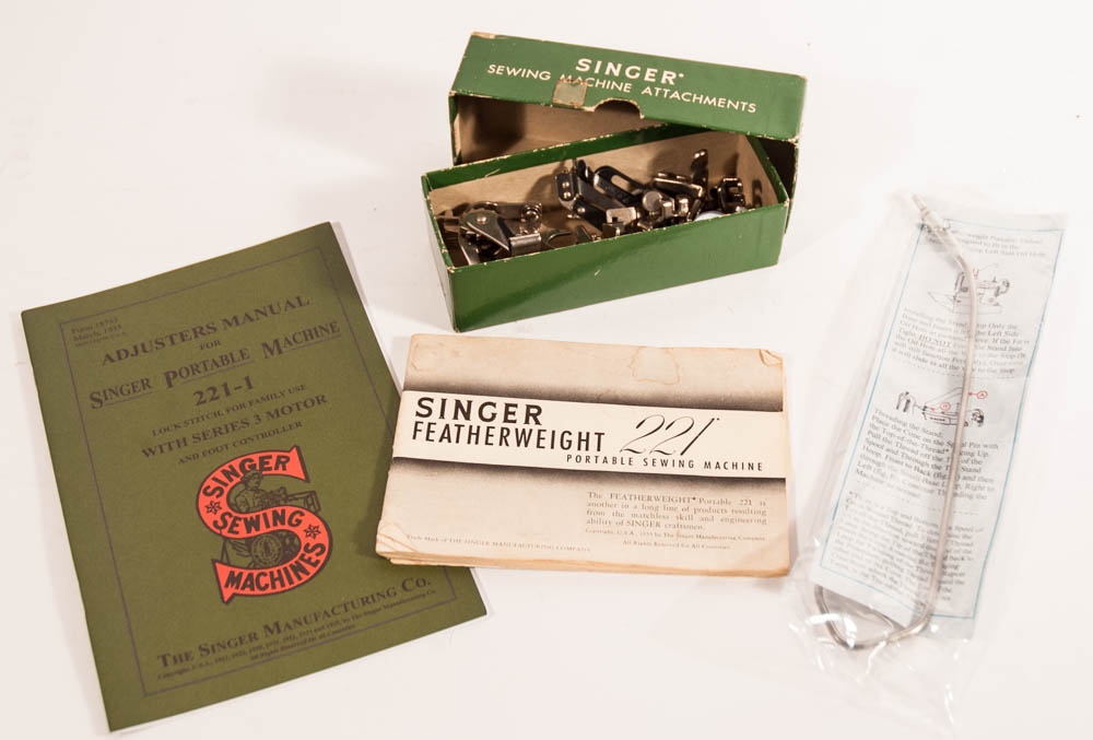 Vintage Featherweight 221 Singer Sewing Machine