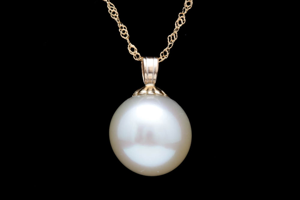 14K Yellow Gold and Akoya Pearl Pendant with Chain