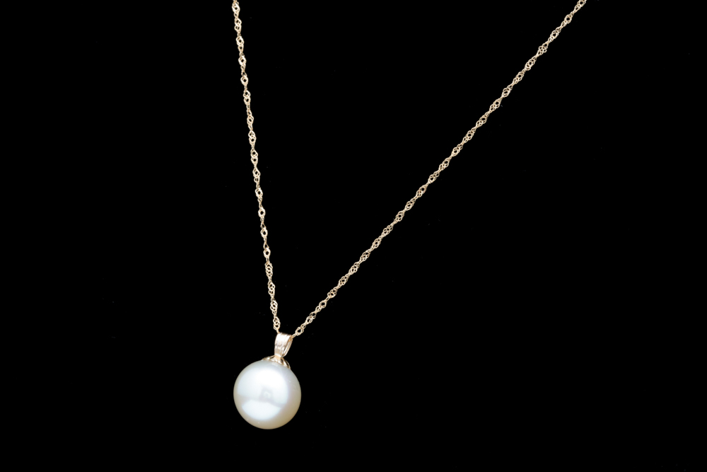 14K Yellow Gold and Akoya Pearl Pendant with Chain