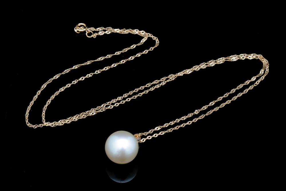 14K Yellow Gold and Akoya Pearl Pendant with Chain