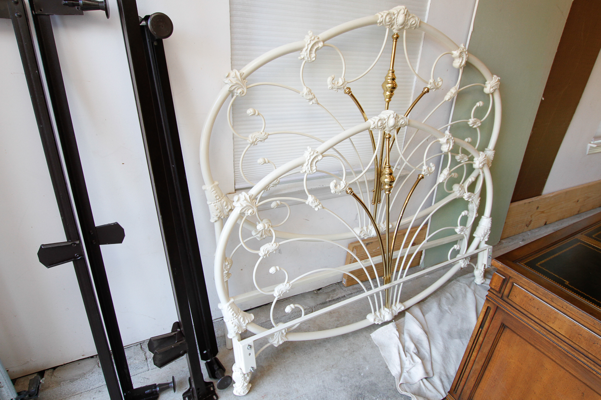 White Metal Queen Size Bed