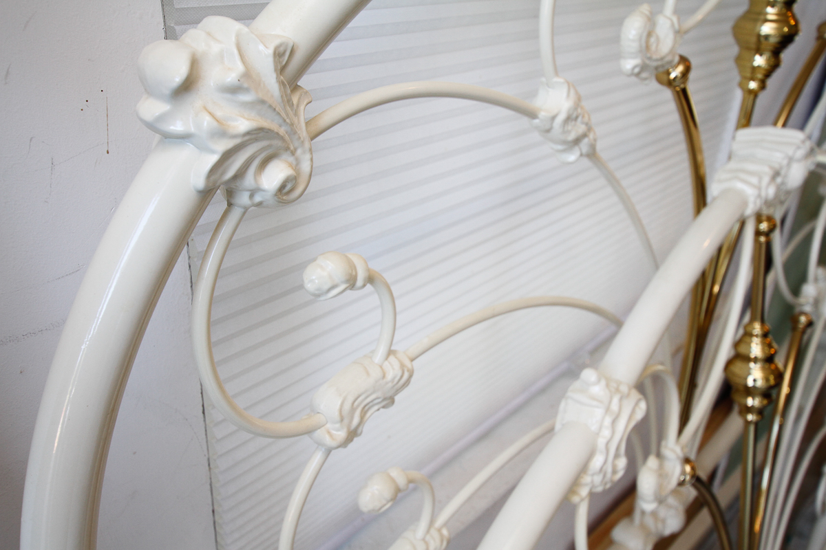 White Metal Queen Size Bed