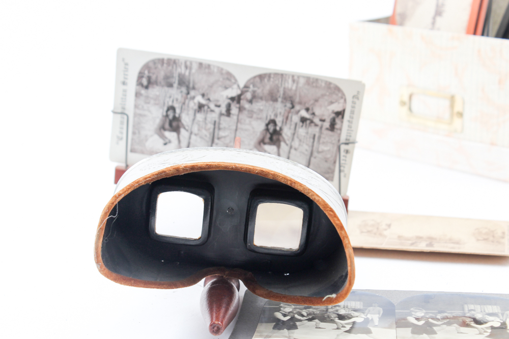 Antique Viewfinder With 180 Cards