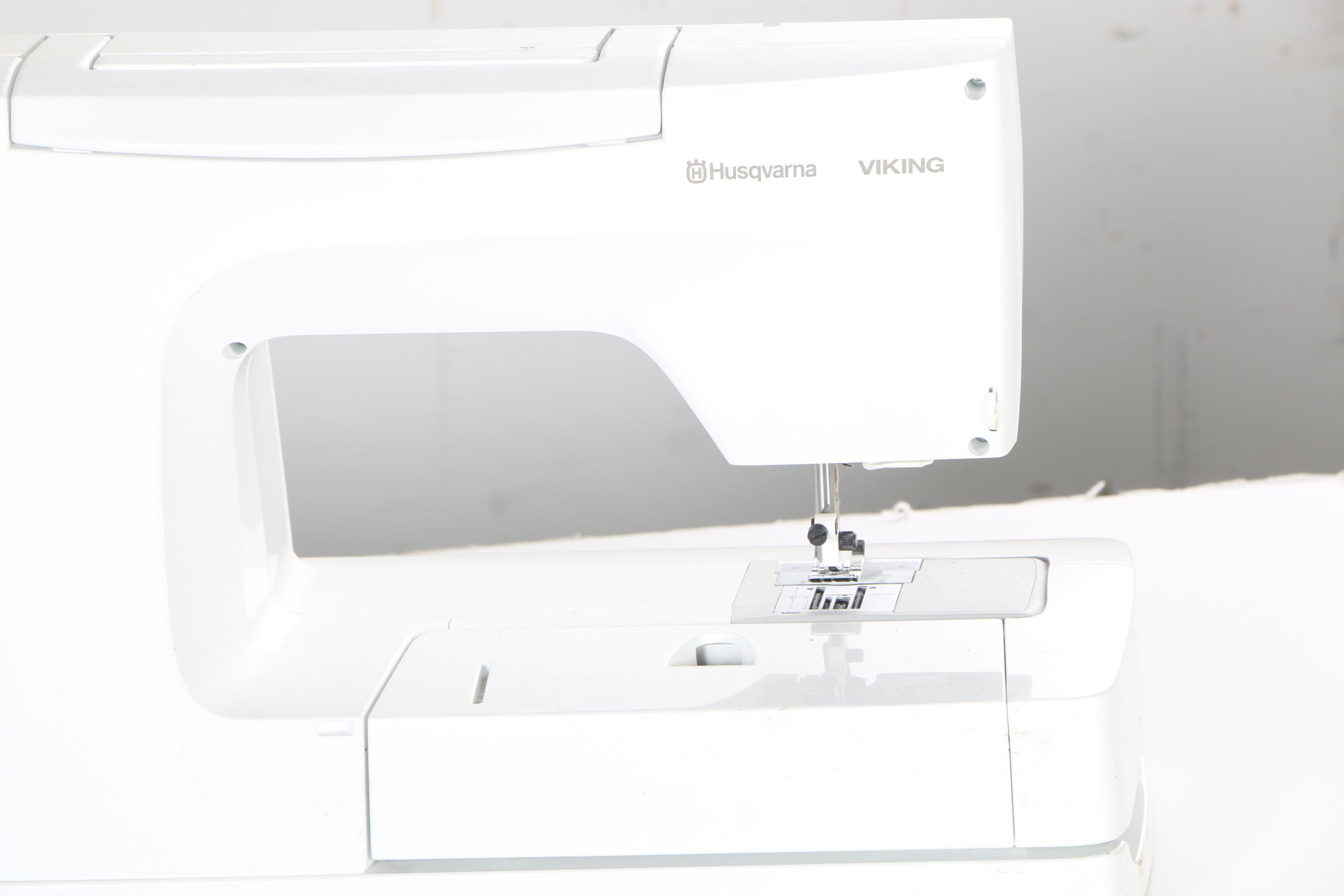 Husqvarna Viking SE Sewing Machine, Embroidery Arm and Supplies