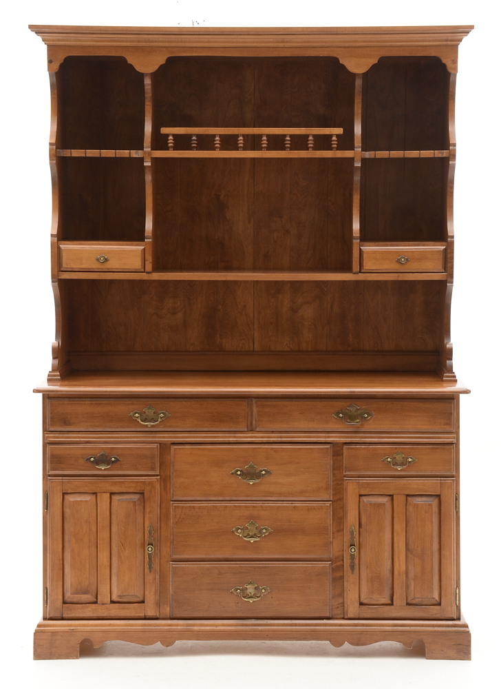 Traditional Style Sideboard with Hutch