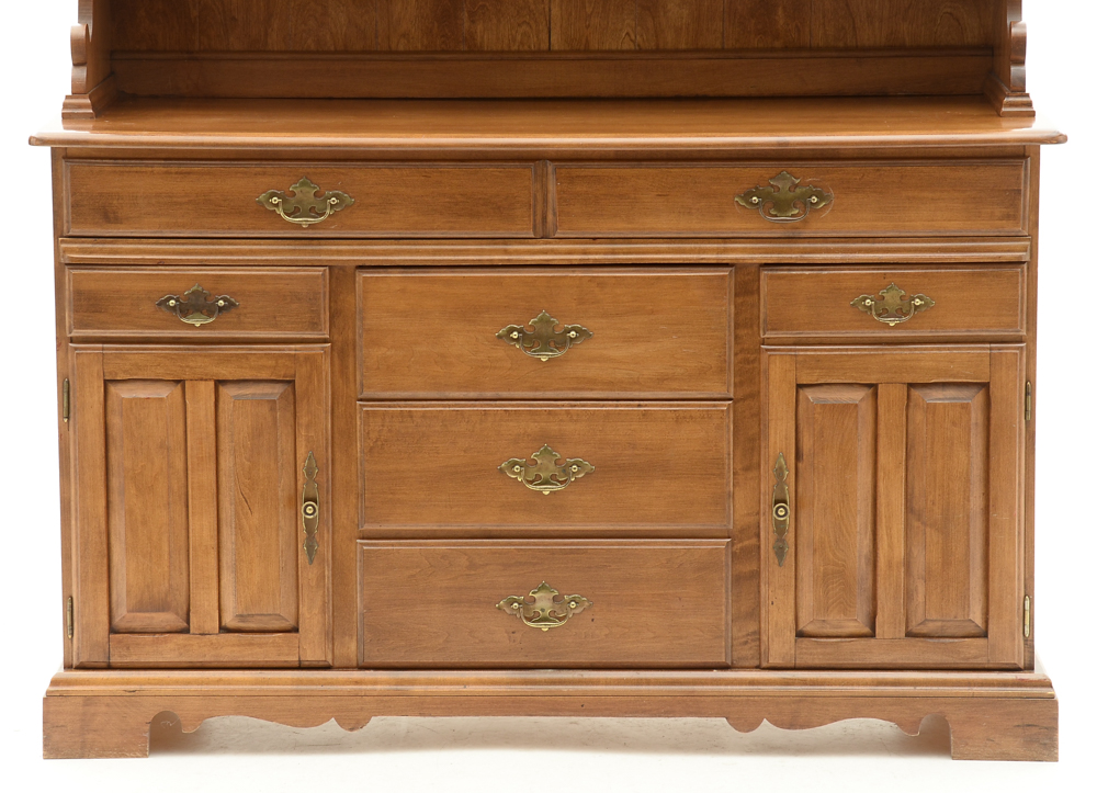 Traditional Style Sideboard with Hutch