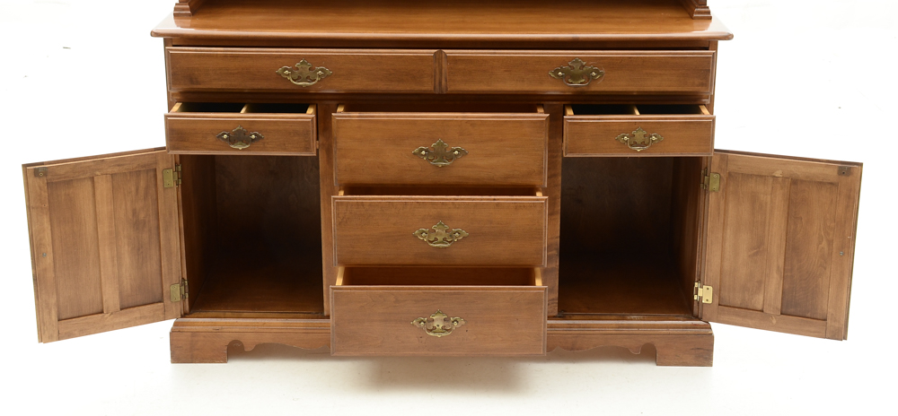 Traditional Style Sideboard with Hutch