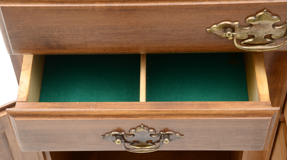 Traditional Style Sideboard with Hutch