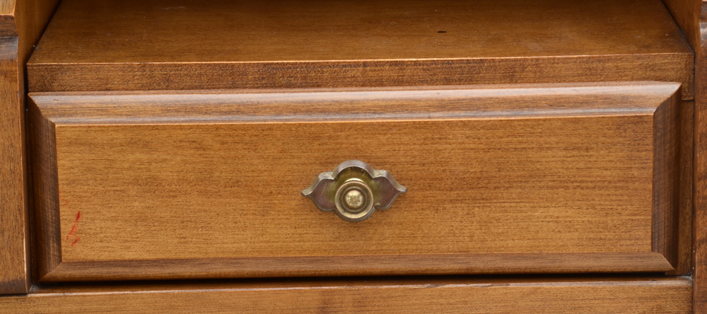 Traditional Style Sideboard with Hutch