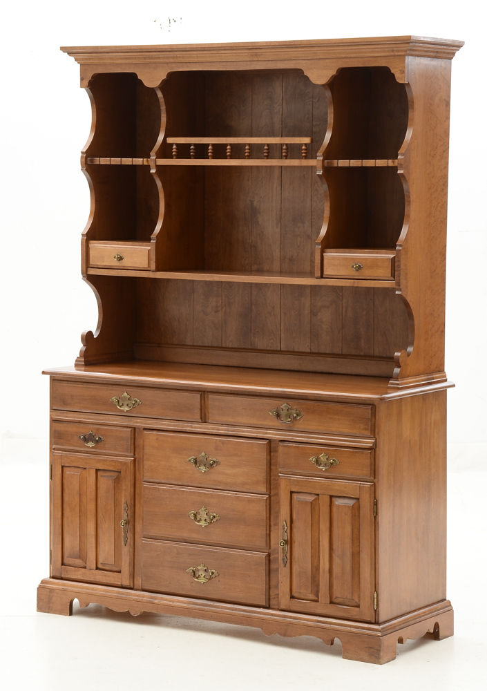 Traditional Style Sideboard with Hutch