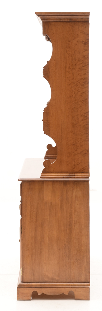 Traditional Style Sideboard with Hutch