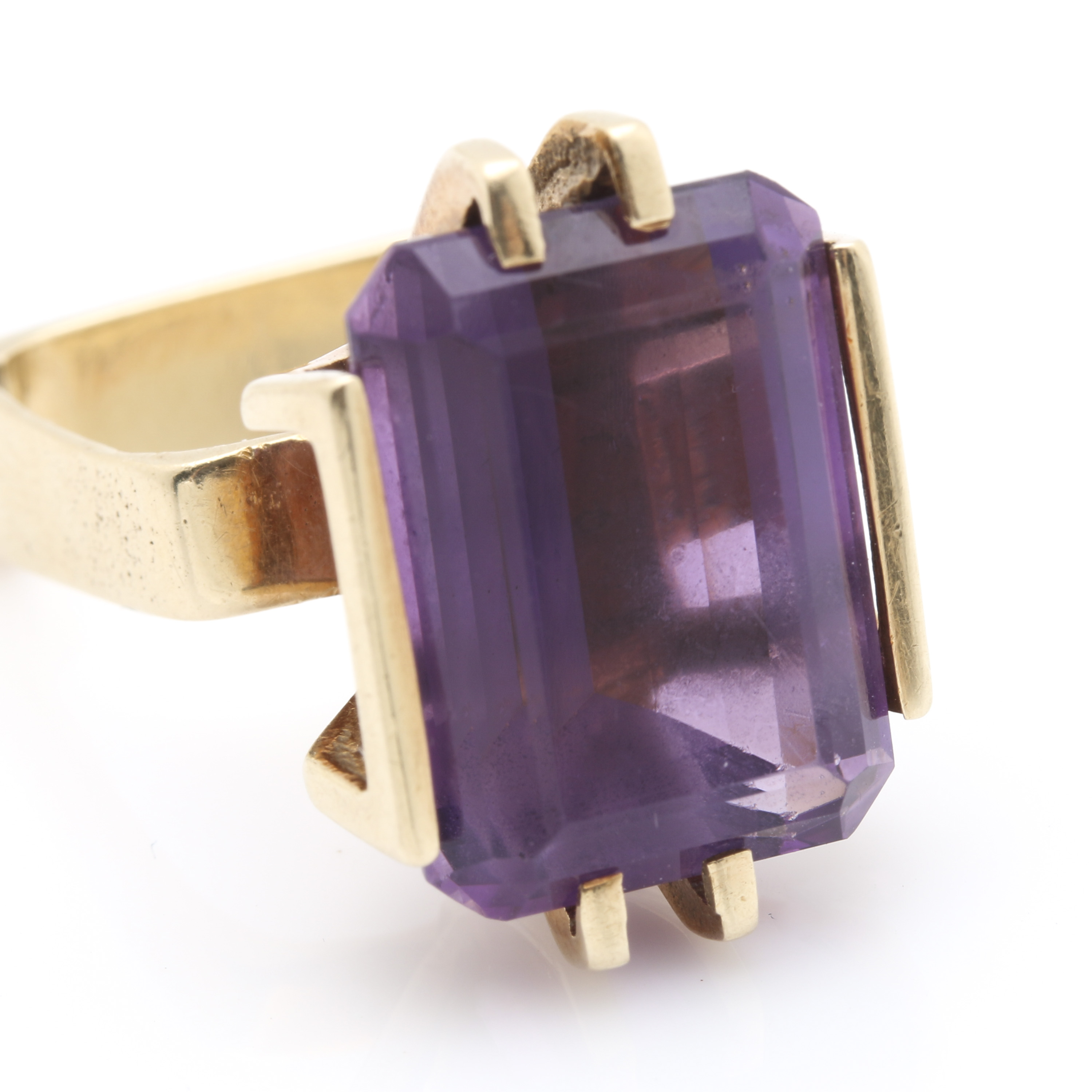 14K Yellow Gold Vintage Modern Amethyst Ring