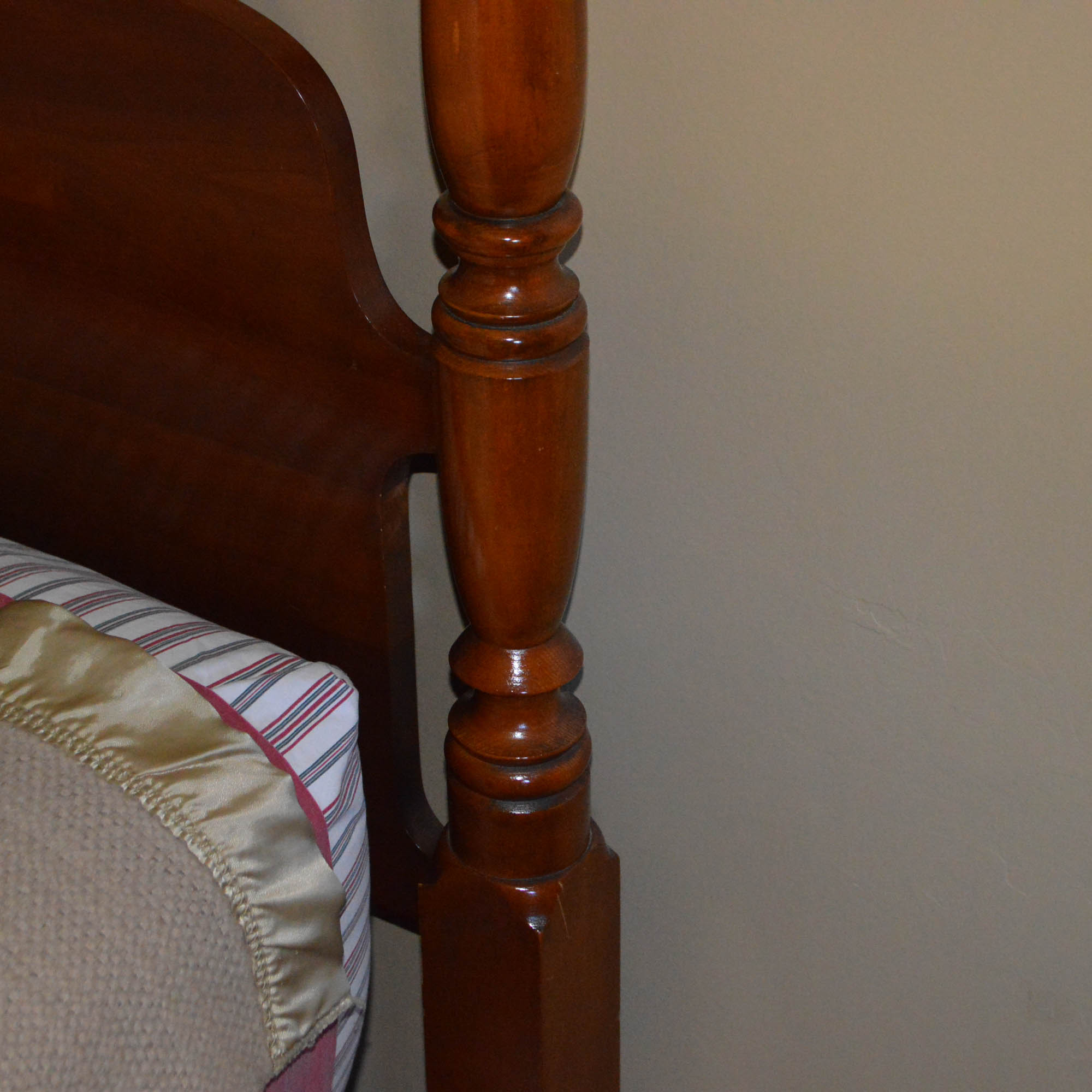 Vintage Colonial Style Maple Bed Frame in Full-Size