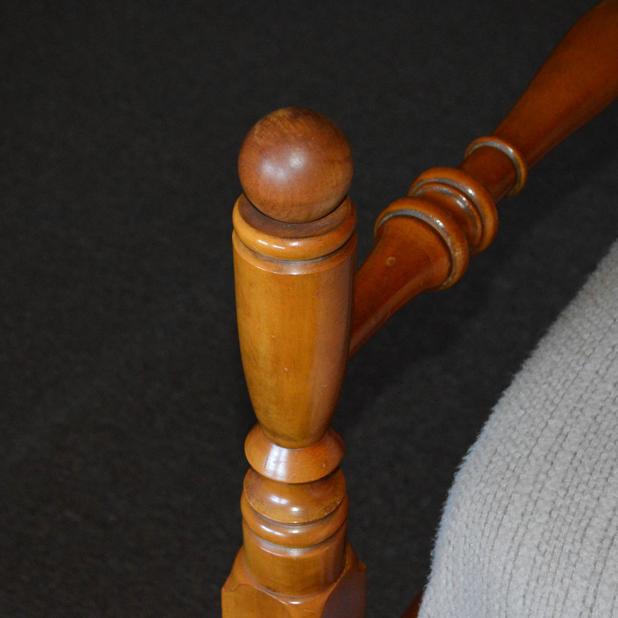 Vintage Colonial Style Maple Bed Frame in Full-Size