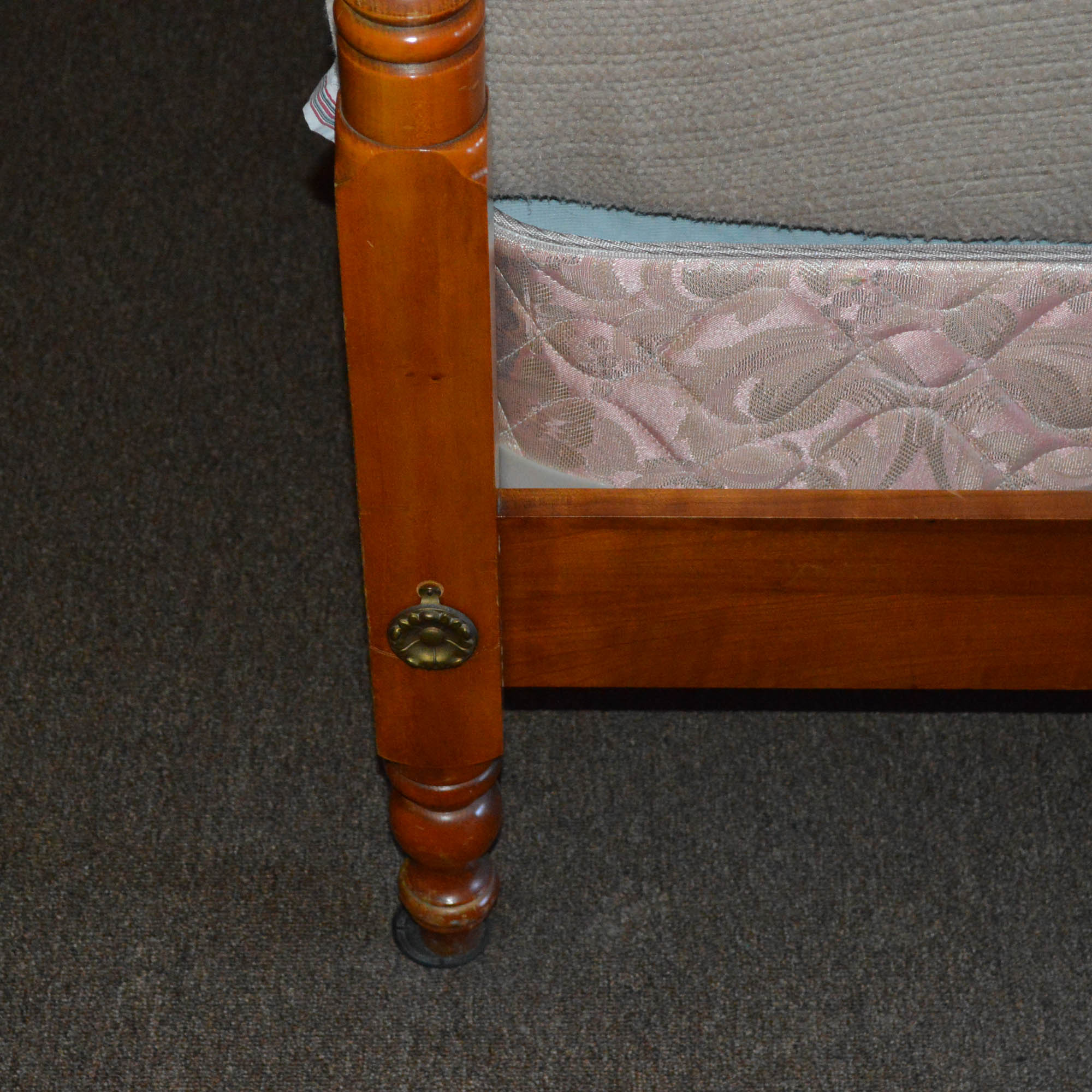 Vintage Colonial Style Maple Bed Frame in Full-Size