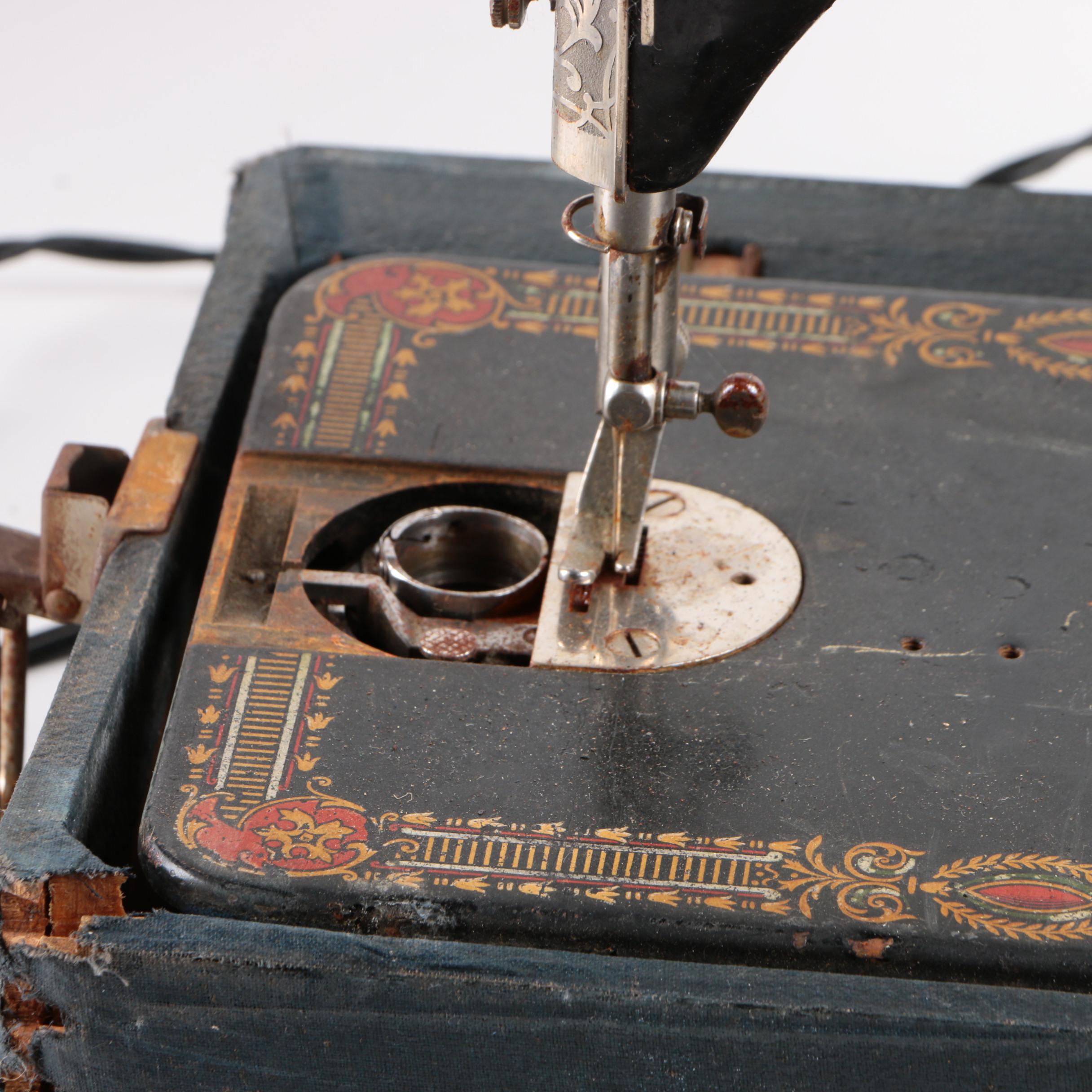 Early 20th Century Singer Sewing Machine