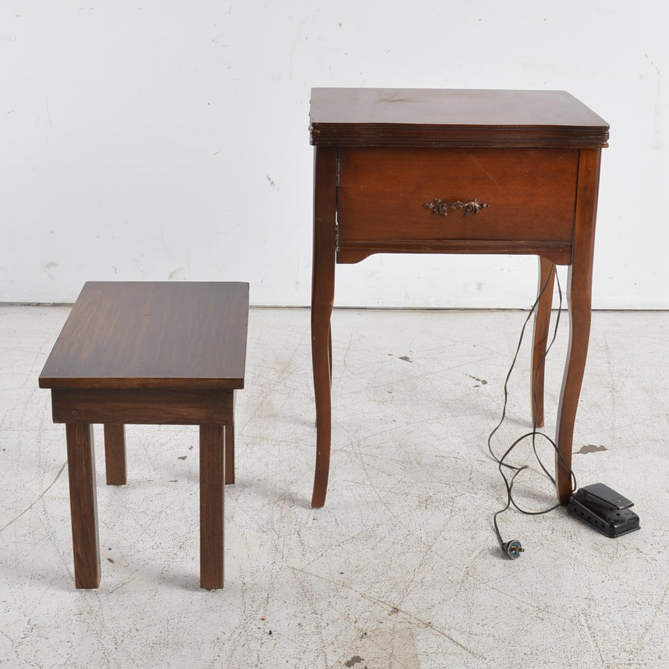 Universal Super De Luxe Sewing Machine with Table and Bench