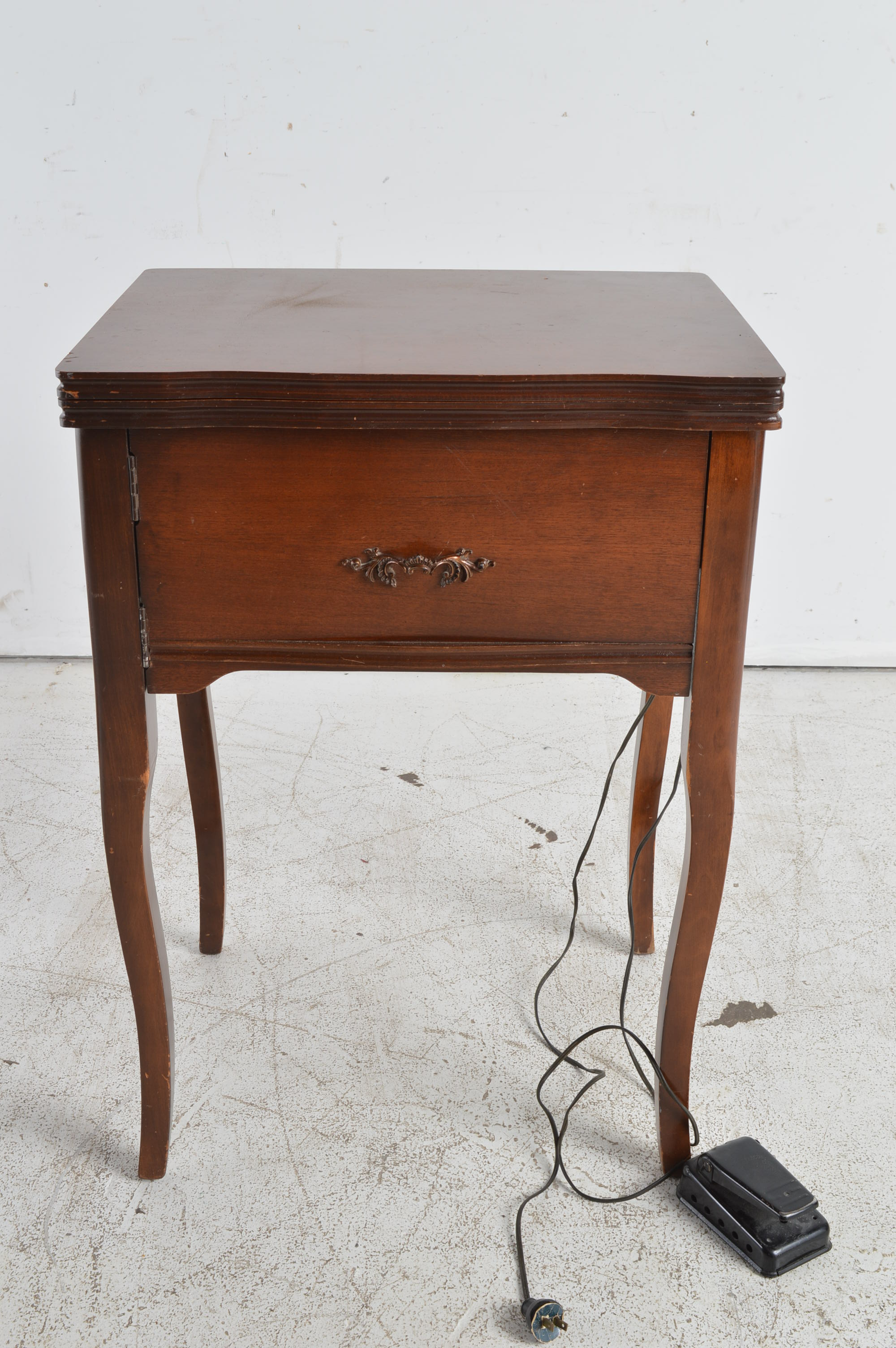 Universal Super De Luxe Sewing Machine with Table and Bench