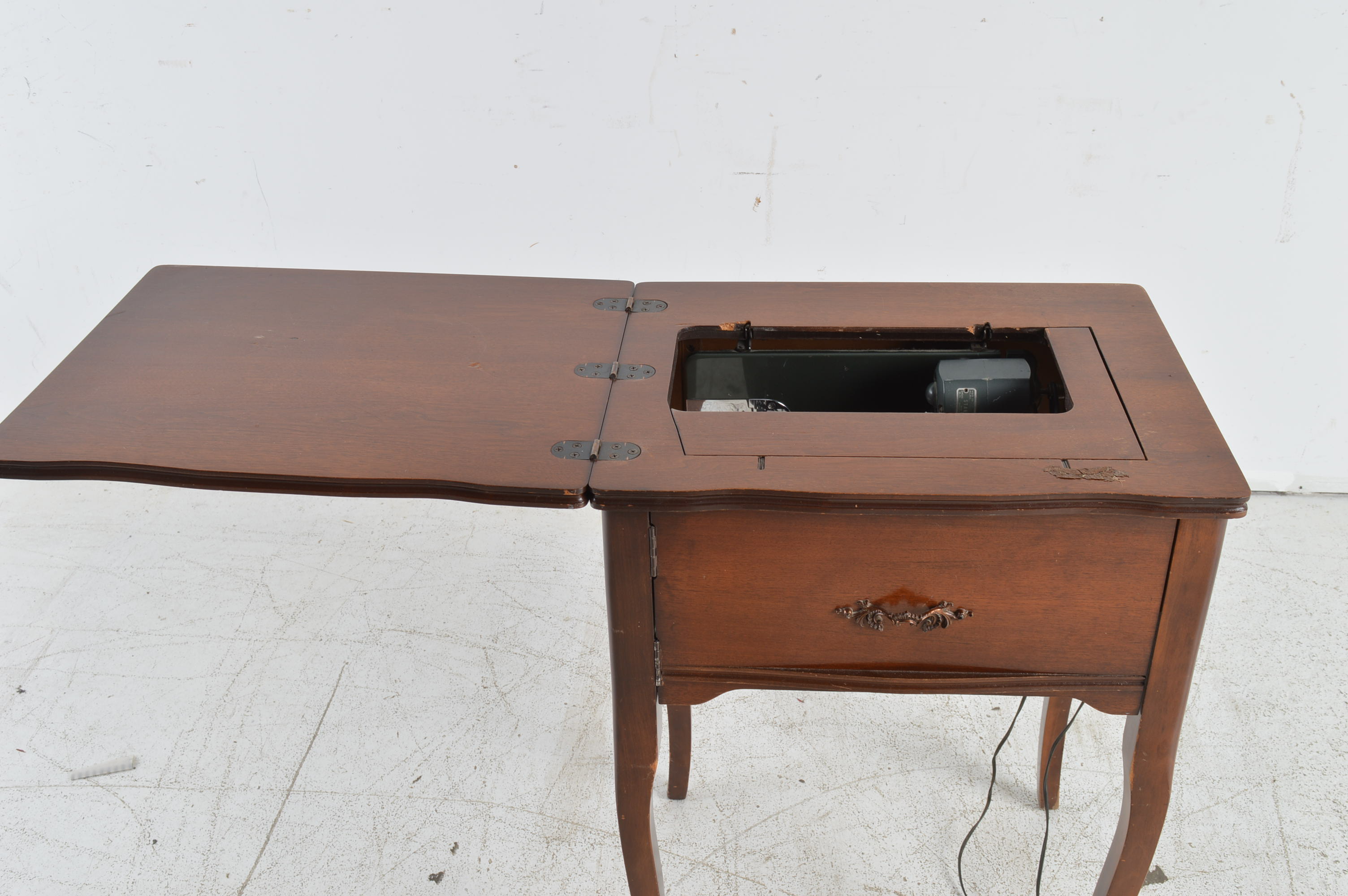 Universal Super De Luxe Sewing Machine with Table and Bench