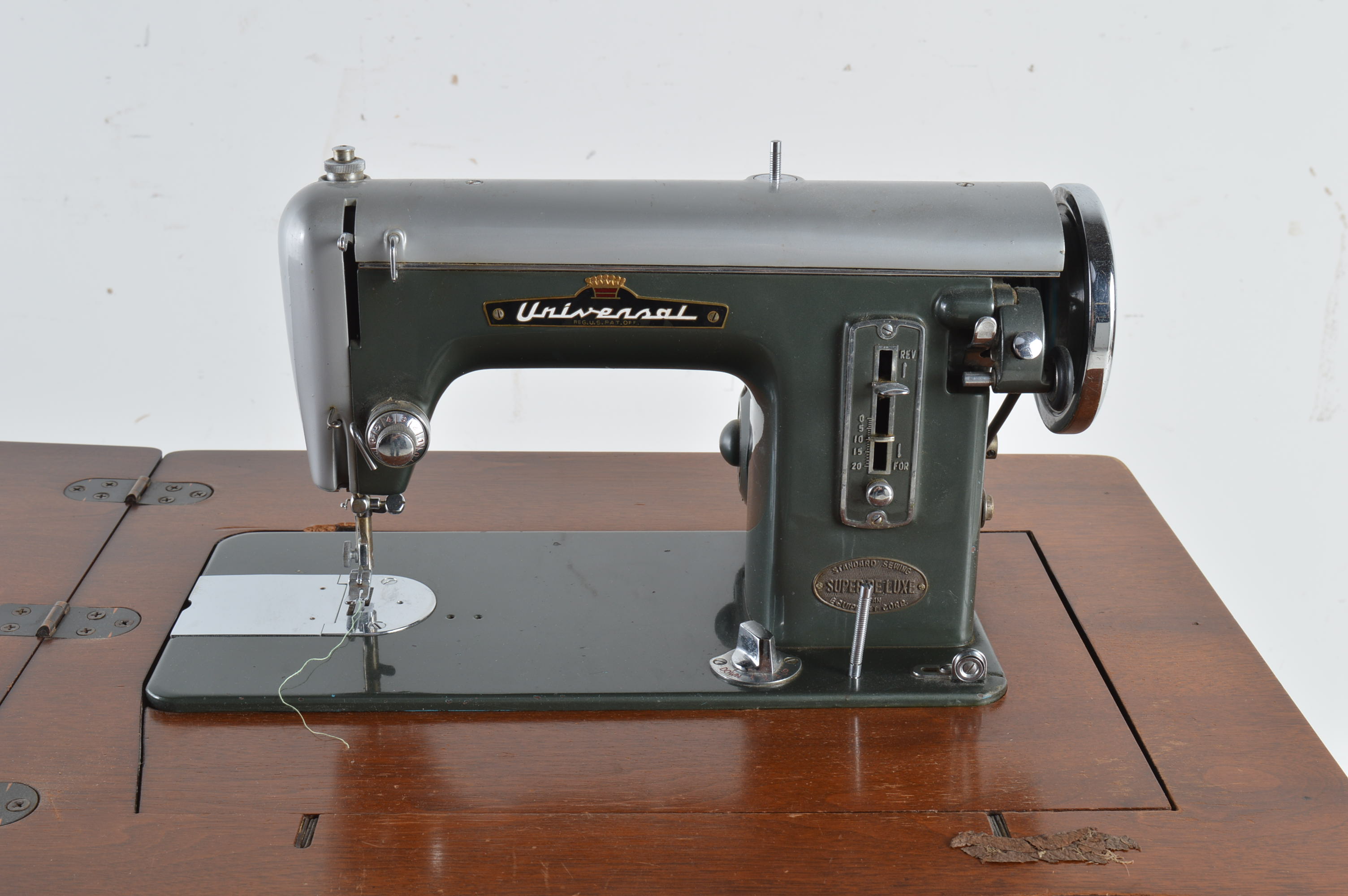 Universal Super De Luxe Sewing Machine with Table and Bench