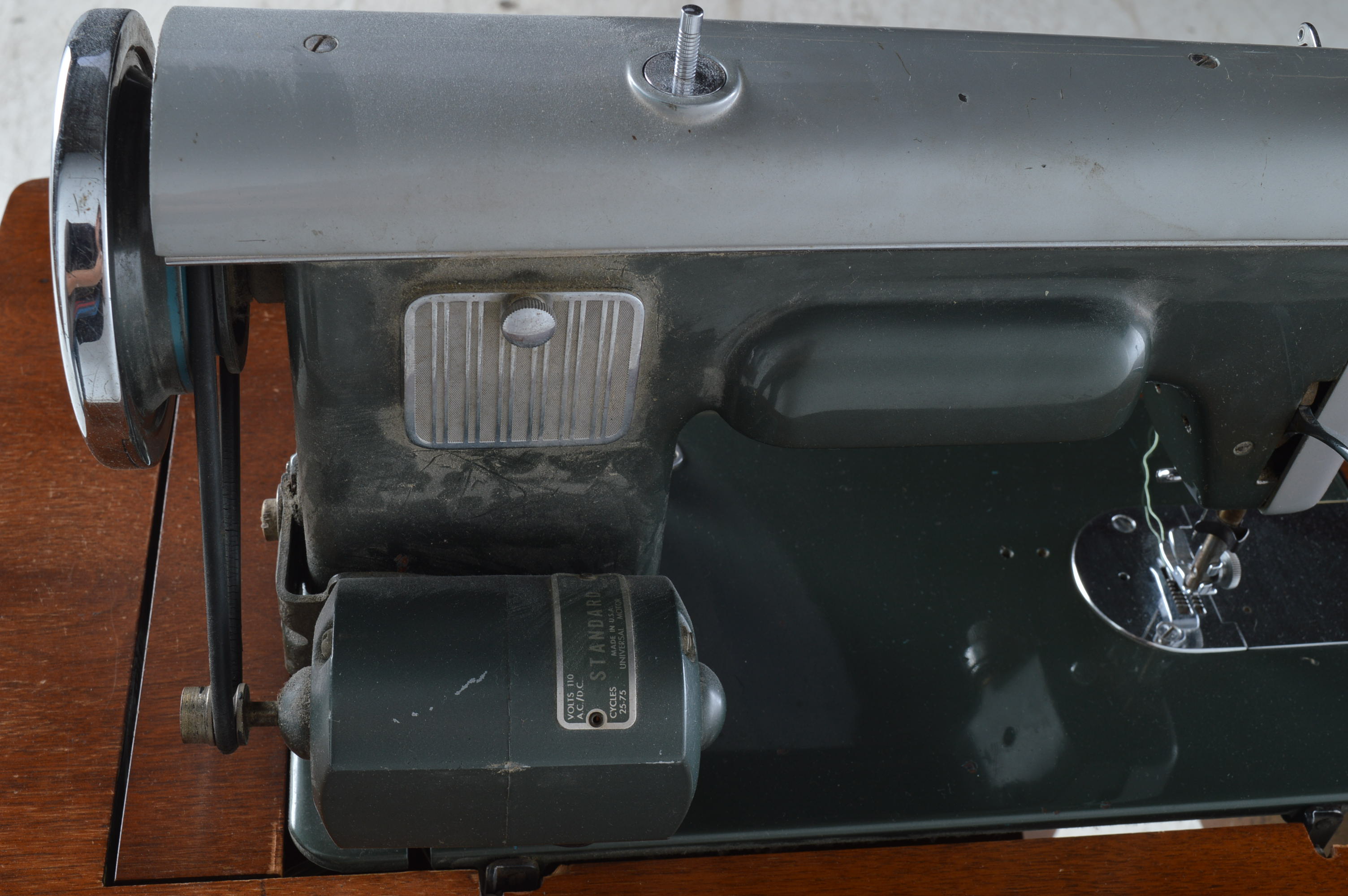 Universal Super De Luxe Sewing Machine with Table and Bench