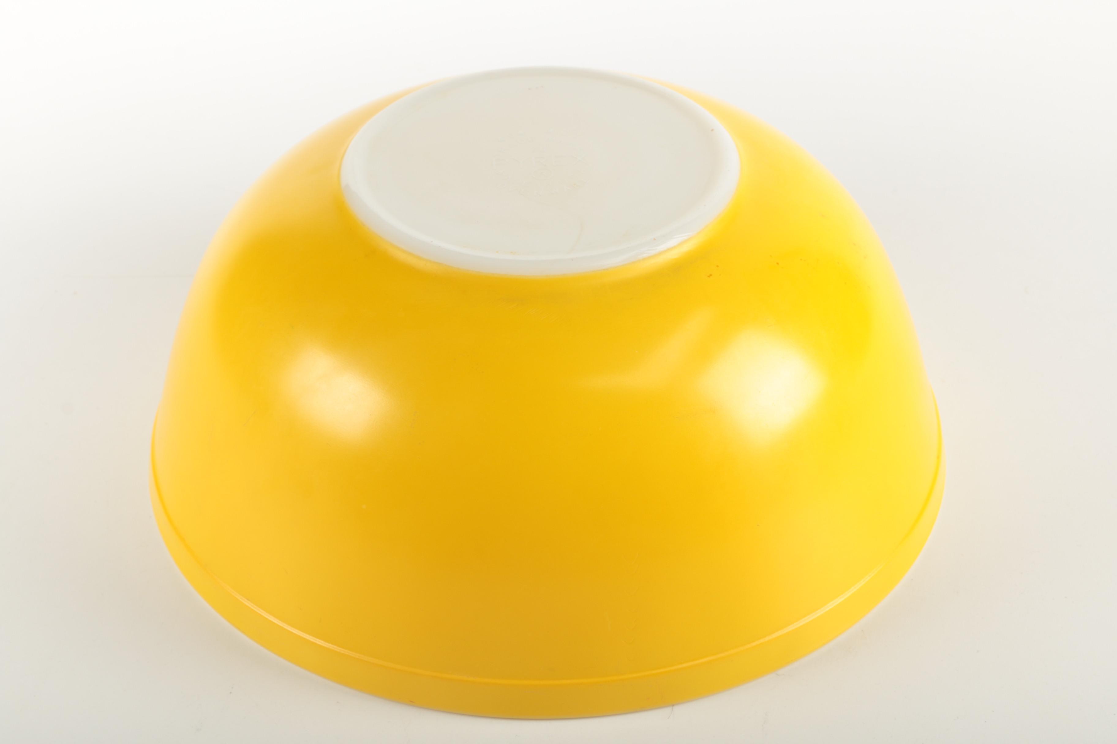 Vintage Mixing Bowls and Casserole