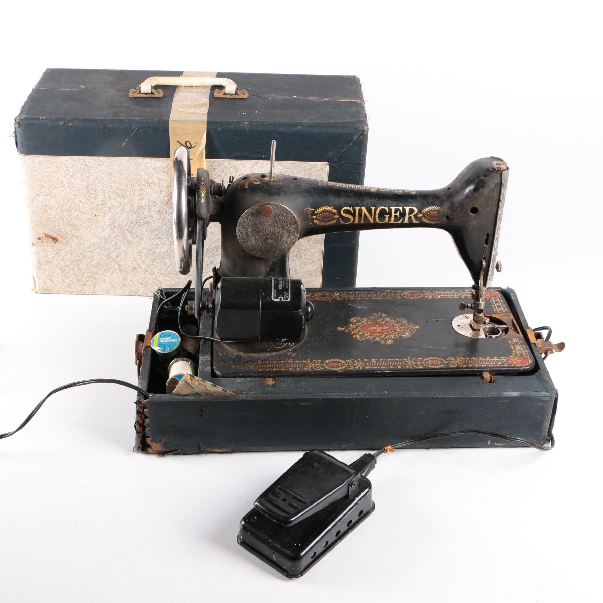 Early 20th Century Singer Sewing Machine
