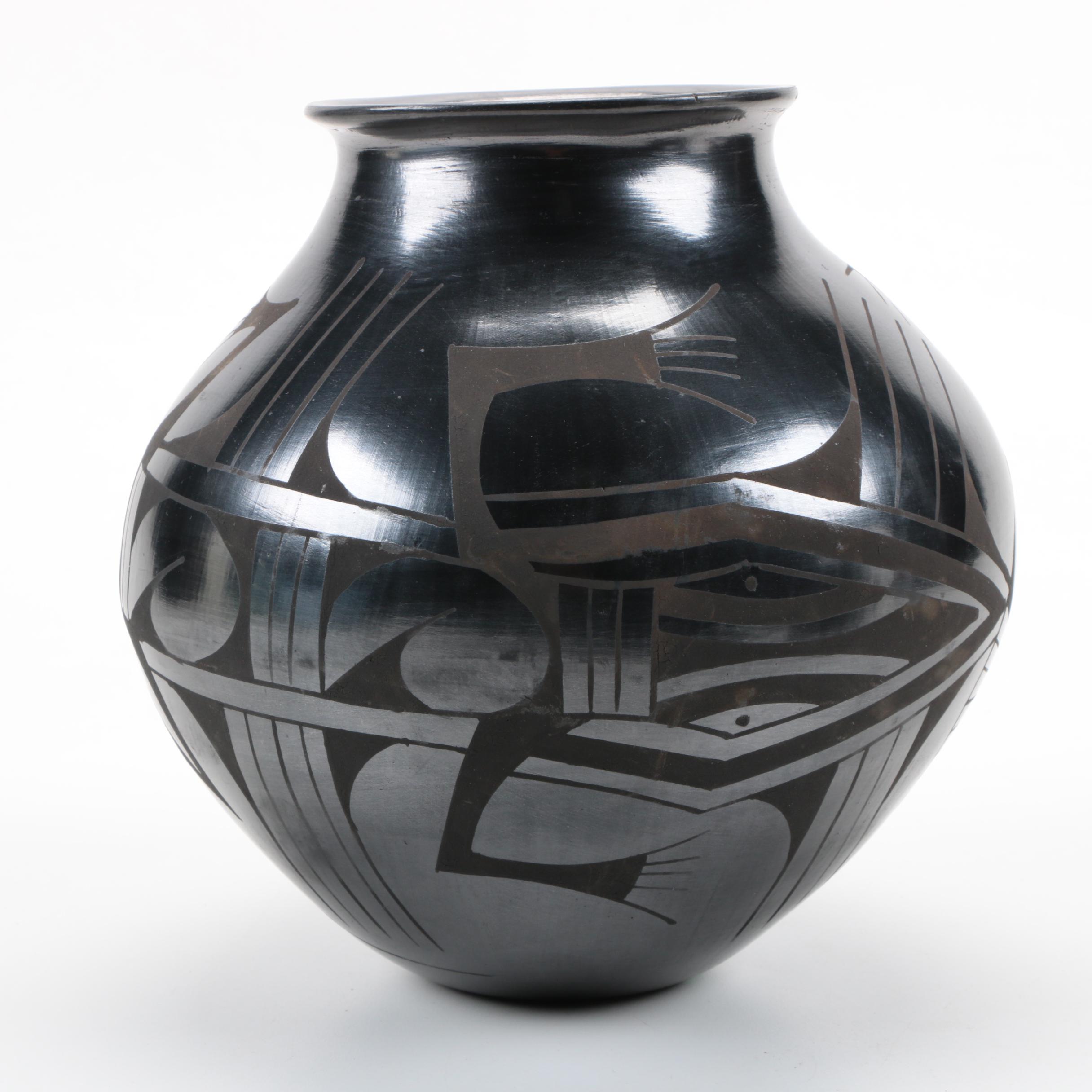 Mata Ortiz Blackware Lizard Motif Jar Signed Mario Oliva