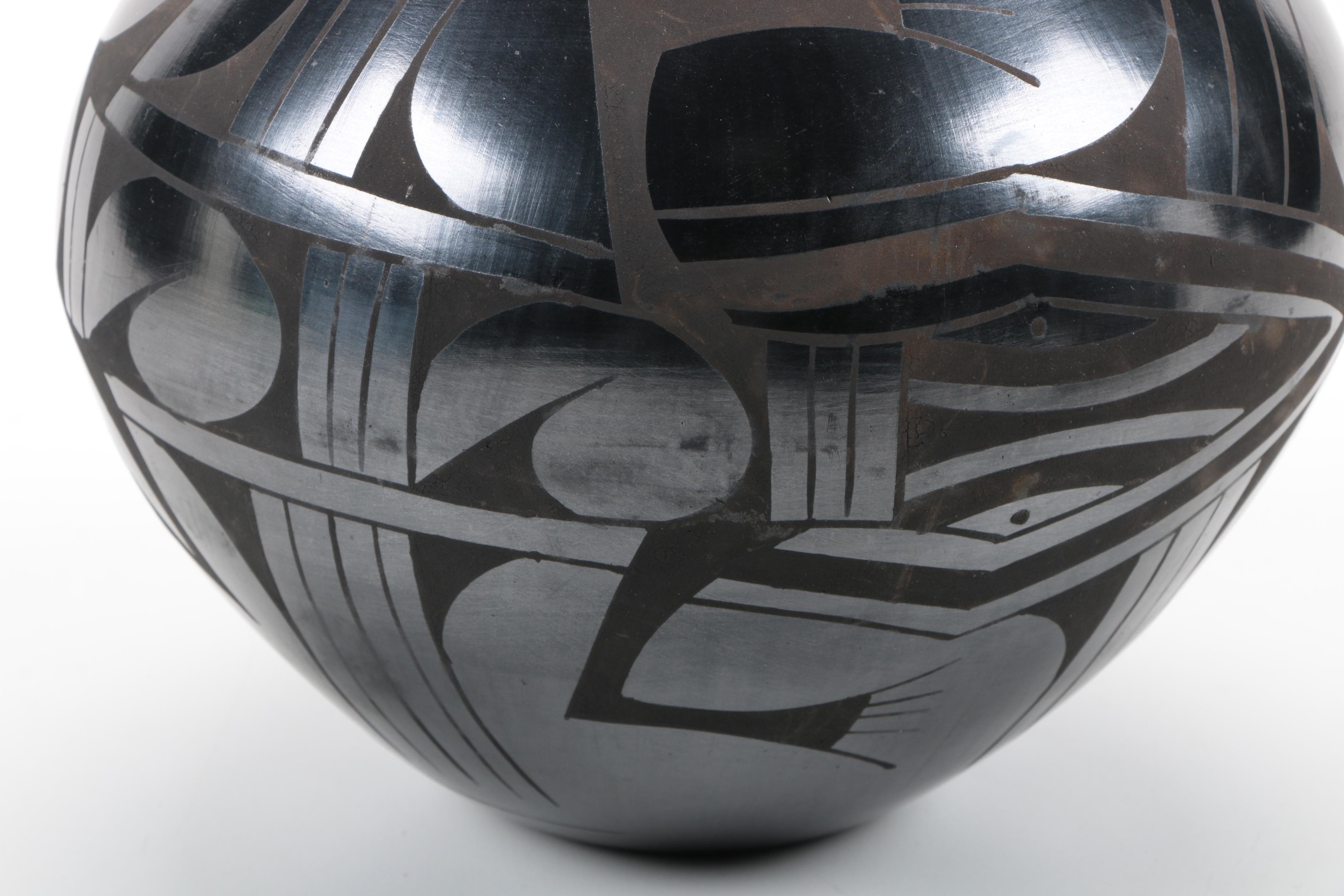 Mata Ortiz Blackware Lizard Motif Jar Signed Mario Oliva