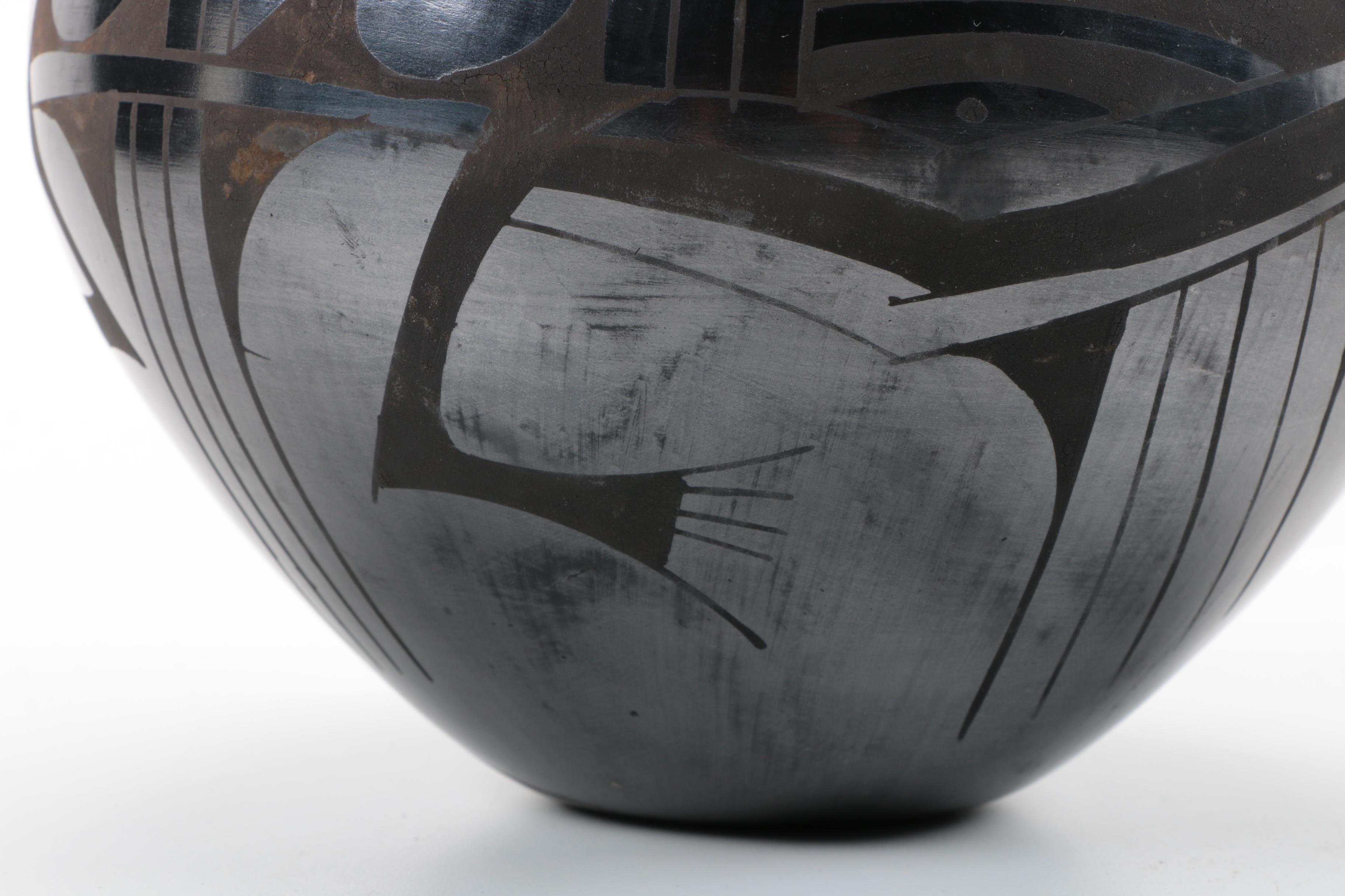 Mata Ortiz Blackware Lizard Motif Jar Signed Mario Oliva