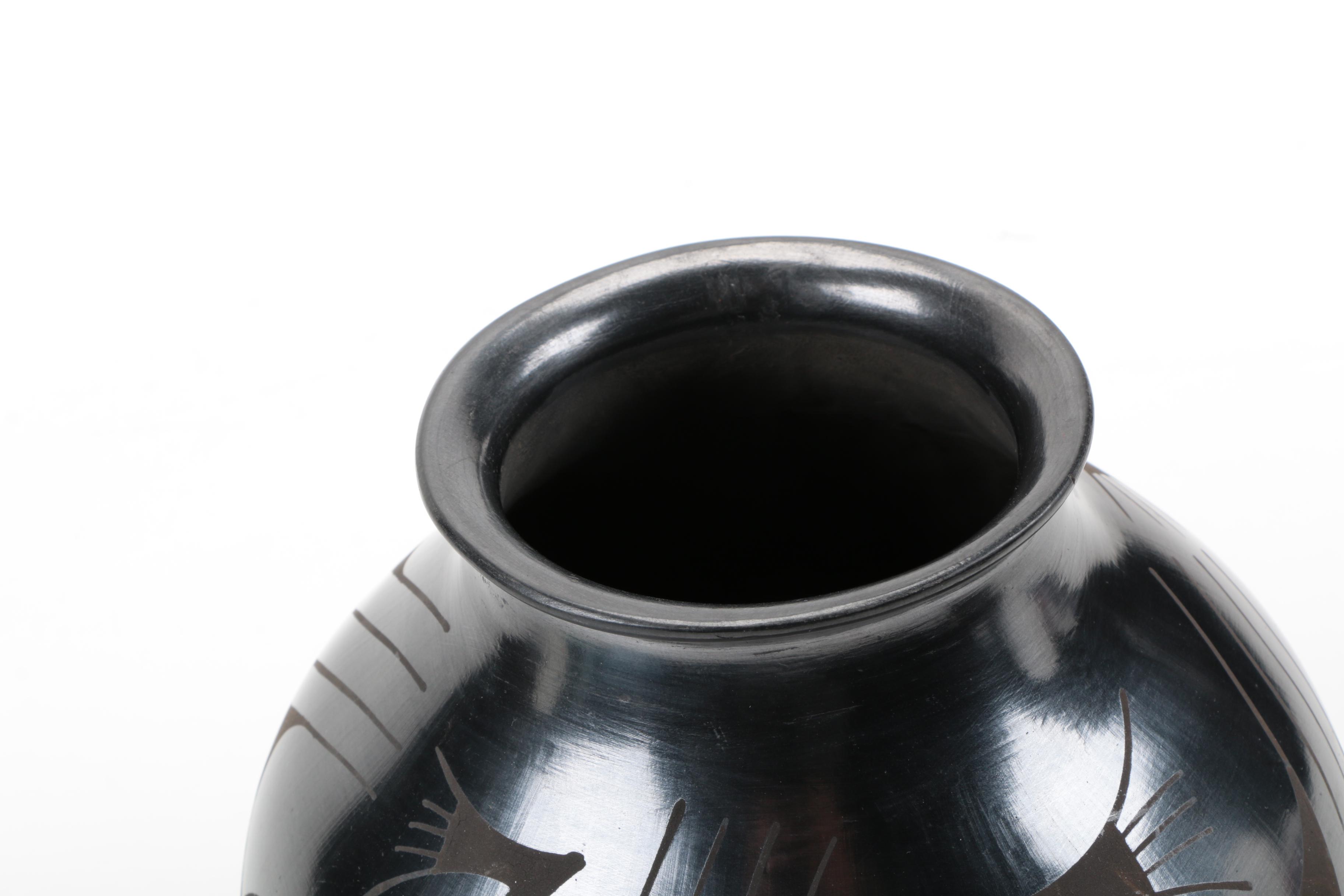 Mata Ortiz Blackware Lizard Motif Jar Signed Mario Oliva