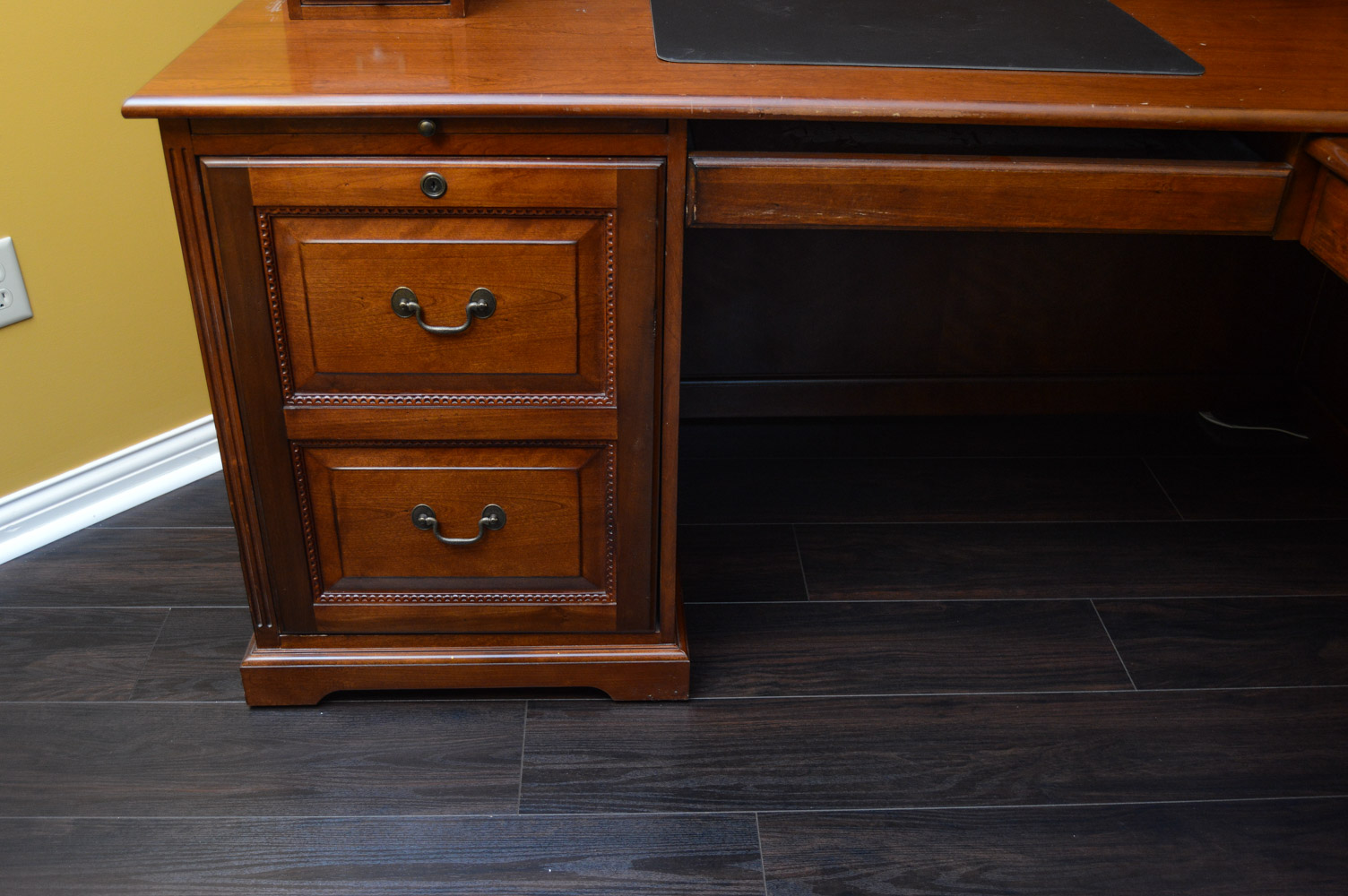 Riverside Furniture "Meridian" Home Collection Workstation with Hutch and Chair