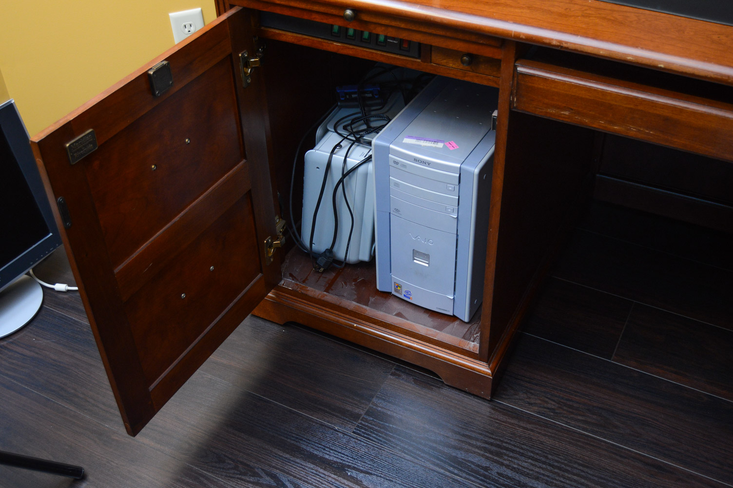 Riverside Furniture "Meridian" Home Collection Workstation with Hutch and Chair