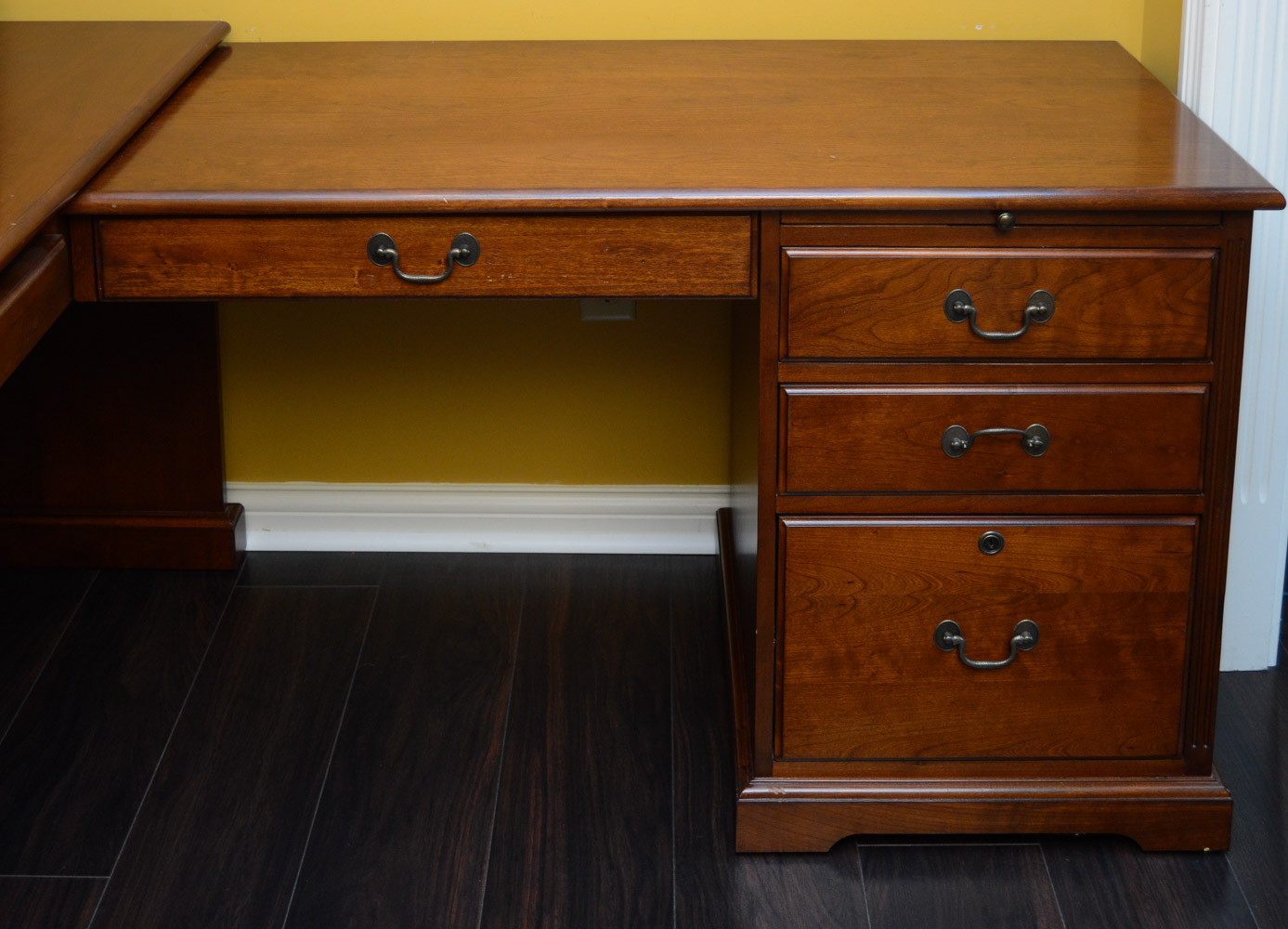 Riverside Furniture "Meridian" Home Collection Workstation with Hutch and Chair