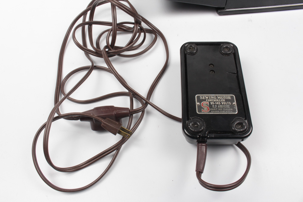 Vintage Singer "Featherweight" Portable Sewing Machine