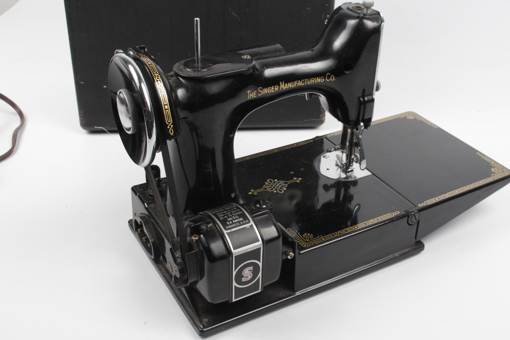 Vintage Singer "Featherweight" Portable Sewing Machine