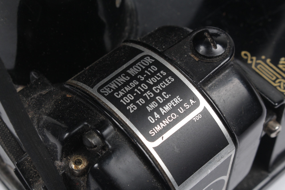 Vintage Singer "Featherweight" Portable Sewing Machine