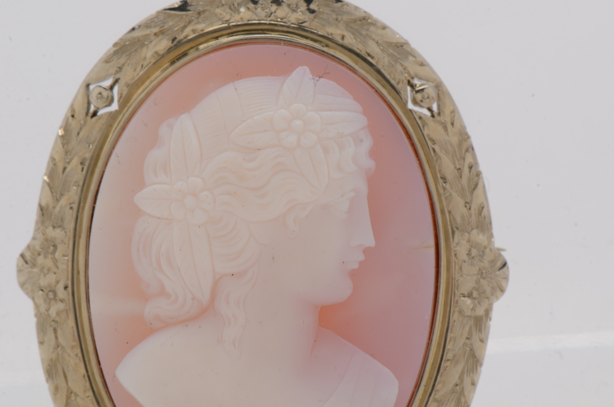 Vintage 18K Yellow Gold Carved Agate Cameo Brooch