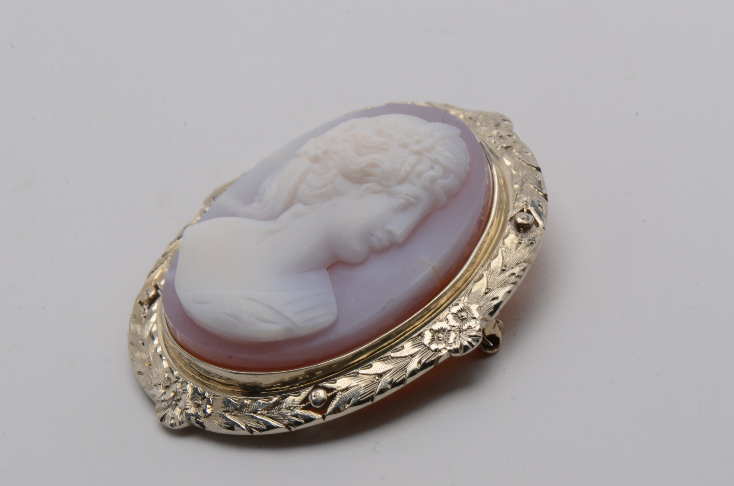 Vintage 18K Yellow Gold Carved Agate Cameo Brooch