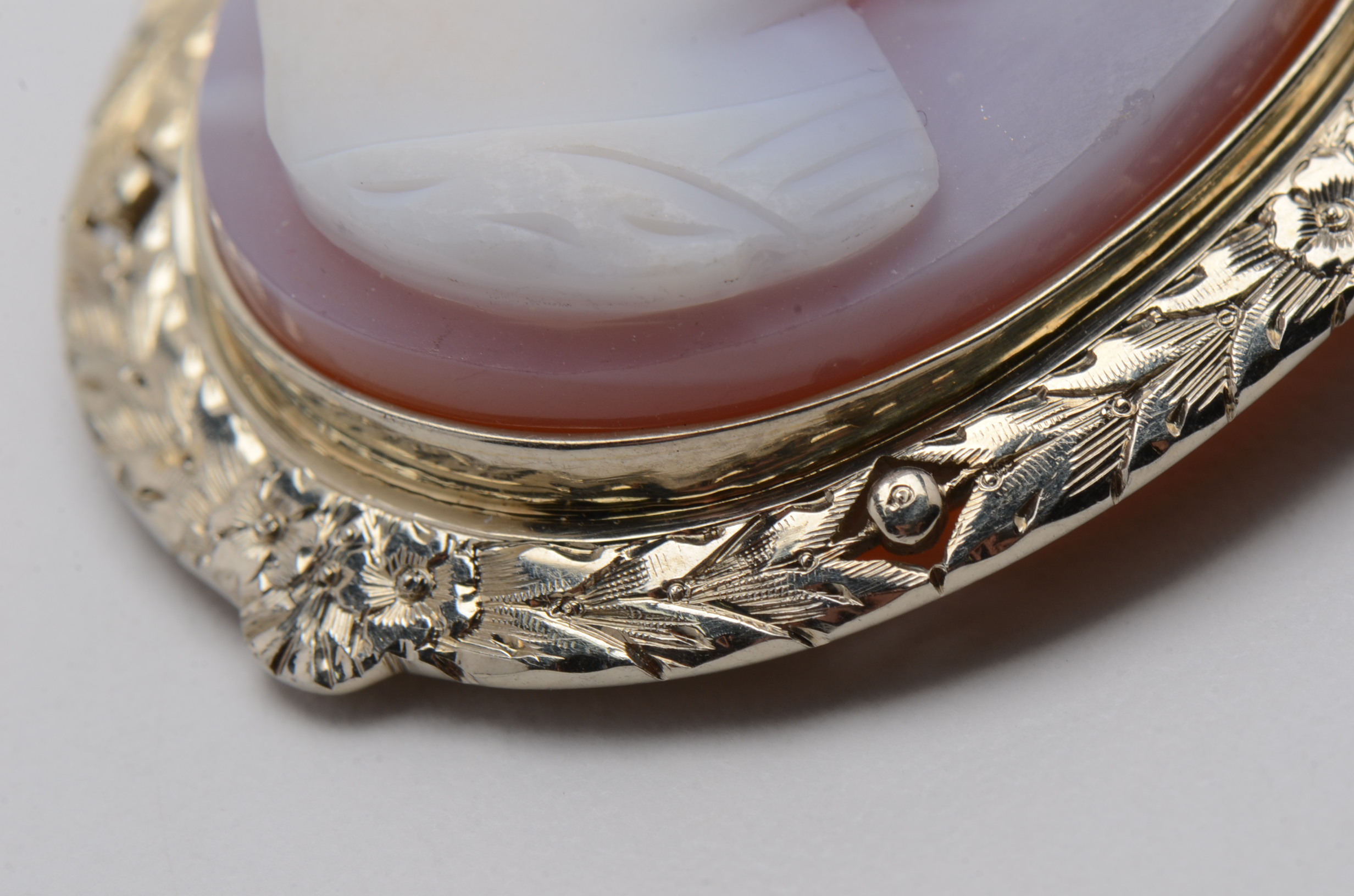 Vintage 18K Yellow Gold Carved Agate Cameo Brooch