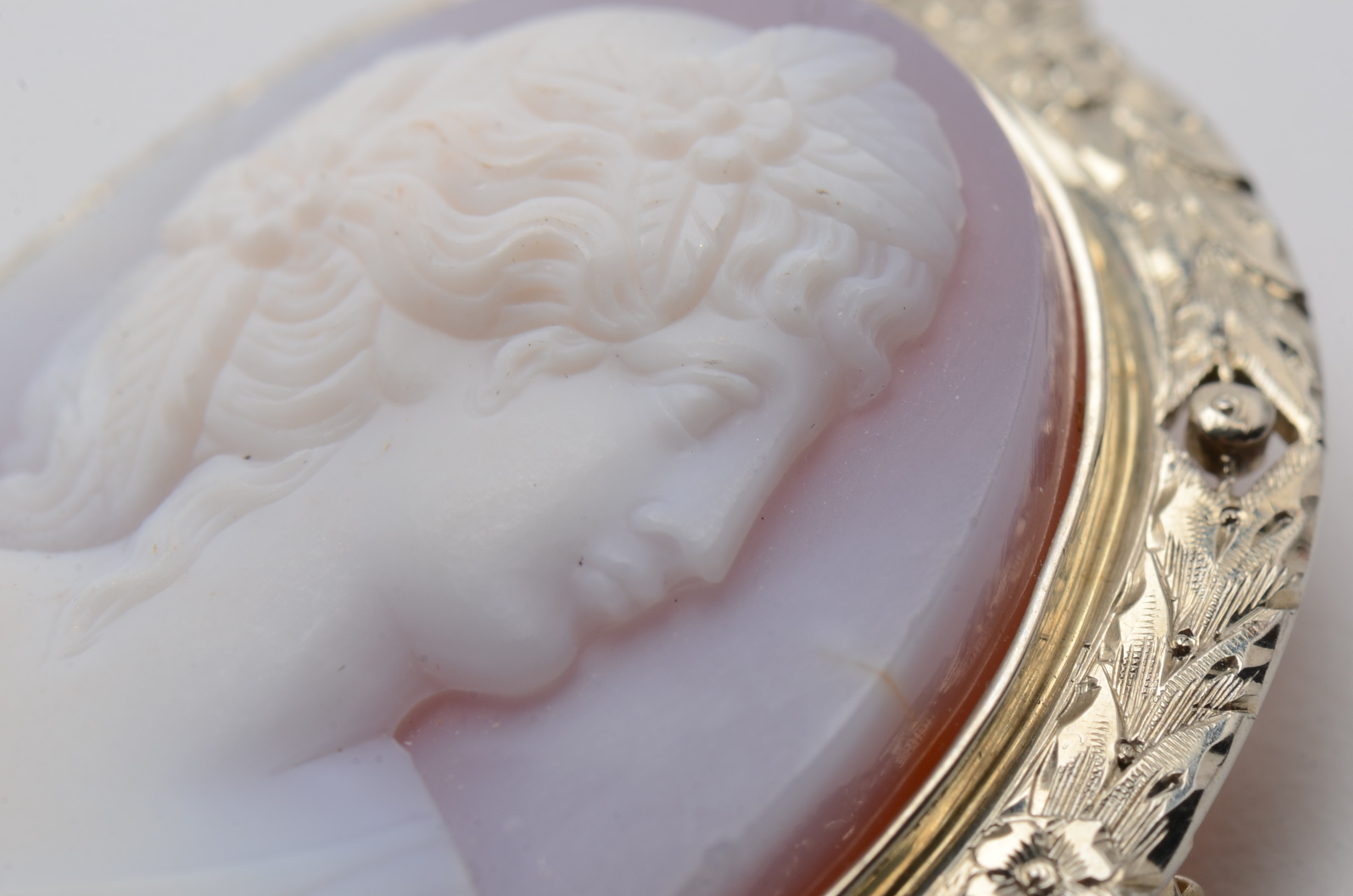 Vintage 18K Yellow Gold Carved Agate Cameo Brooch